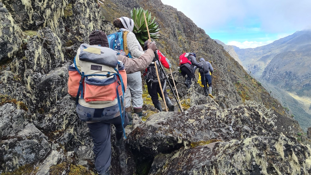 Descending camp Elena. Foto: @Debbie Ntege